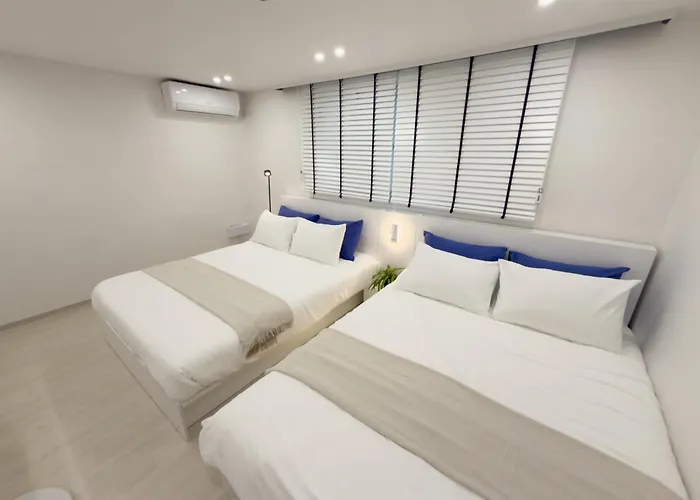 West Modern Stay-yeongdeungpo 2br, Airport Bus 3 Minutes, Sinpung Station 9 Minutes, White Modern Sensibility, Hongdae 26 Minutes, Cheongdam 29 Minutes 아파트 *