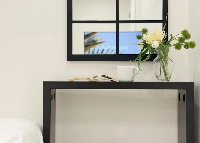 West Modern Stay-yeongdeungpo 2br, Airport Bus 3 Minutes, Sinpung Station 9 Minutes, White Modern Sensibility, Hongdae 26 Minutes, Cheongdam 29 Minutes *