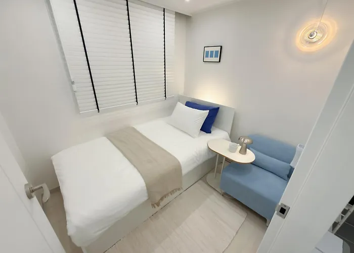 West Modern Stay-yeongdeungpo 2br, Airport Bus 3 Minutes, Sinpung Station 9 Minutes, White Modern Sensibility, Hongdae 26 Minutes, Cheongdam 29 Minutes 아파트 서울특별시