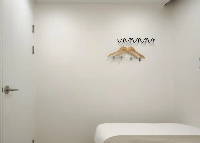 West Modern Stay-yeongdeungpo 2br, Airport Bus 3 Minutes, Sinpung Station 9 Minutes, White Modern Sensibility, Hongdae 26 Minutes, Cheongdam 29 Minutes *