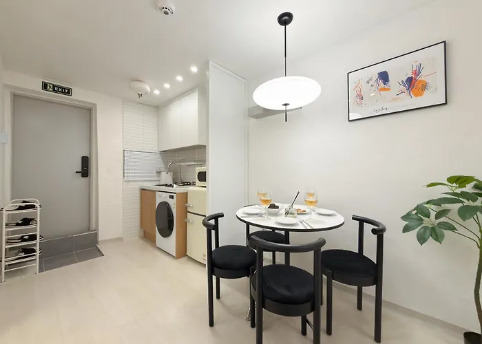 West Modern Stay-yeongdeungpo 2br, Airport Bus 3 Minutes, Sinpung Station 9 Minutes, White Modern Sensibility, Hongdae 26 Minutes, Cheongdam 29 Minutes * 서울특별시