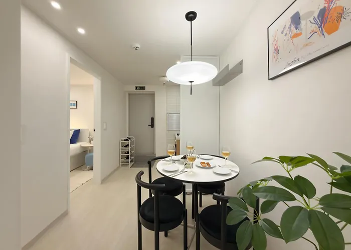 West Modern Stay-yeongdeungpo 2br, Airport Bus 3 Minutes, Sinpung Station 9 Minutes, White Modern Sensibility, Hongdae 26 Minutes, Cheongdam 29 Minutes 아파트 *