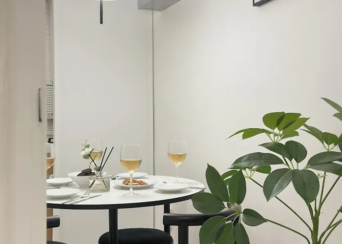 West Modern Stay-yeongdeungpo 2br, Airport Bus 3 Minutes, Sinpung Station 9 Minutes, White Modern Sensibility, Hongdae 26 Minutes, Cheongdam 29 Minutes 서울특별시
