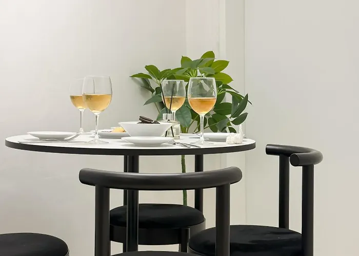West Modern Stay-yeongdeungpo 2br, Airport Bus 3 Minutes, Sinpung Station 9 Minutes, White Modern Sensibility, Hongdae 26 Minutes, Cheongdam 29 Minutes *