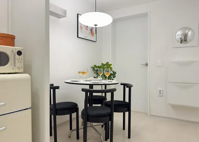 West Modern Stay-yeongdeungpo 2br, Airport Bus 3 Minutes, Sinpung Station 9 Minutes, White Modern Sensibility, Hongdae 26 Minutes, Cheongdam 29 Minutes 아파트 *