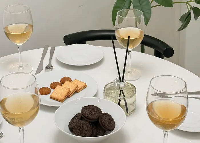 West Modern Stay-yeongdeungpo 2br, Airport Bus 3 Minutes, Sinpung Station 9 Minutes, White Modern Sensibility, Hongdae 26 Minutes, Cheongdam 29 Minutes 아파트 *