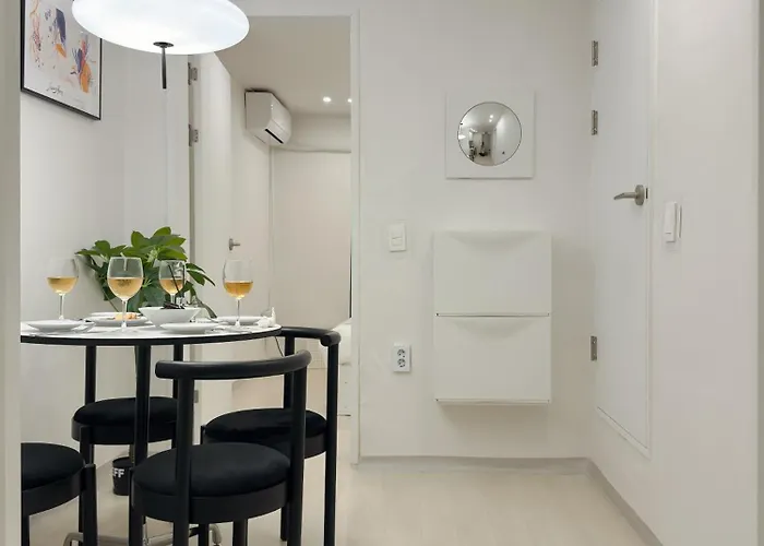 West Modern Stay-yeongdeungpo 2br, Airport Bus 3 Minutes, Sinpung Station 9 Minutes, White Modern Sensibility, Hongdae 26 Minutes, Cheongdam 29 Minutes *