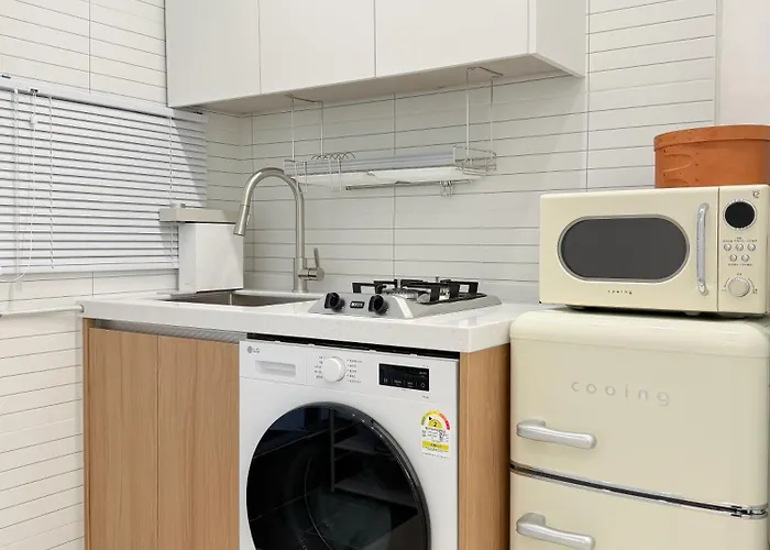West Modern Stay-yeongdeungpo 2br, Airport Bus 3 Minutes, Sinpung Station 9 Minutes, White Modern Sensibility, Hongdae 26 Minutes, Cheongdam 29 Minutes 서울특별시