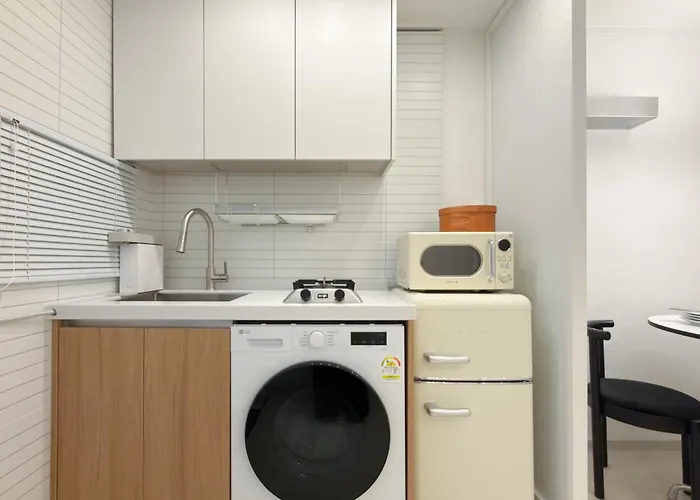 아파트 West Modern Stay-yeongdeungpo 2br, Airport Bus 3 Minutes, Sinpung Station 9 Minutes, White Modern Sensibility, Hongdae 26 Minutes, Cheongdam 29 Minutes *