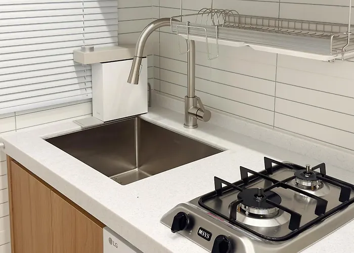 West Modern Stay-yeongdeungpo 2br, Airport Bus 3 Minutes, Sinpung Station 9 Minutes, White Modern Sensibility, Hongdae 26 Minutes, Cheongdam 29 Minutes