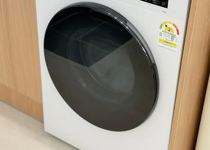 West Modern Stay-yeongdeungpo 2br, Airport Bus 3 Minutes, Sinpung Station 9 Minutes, White Modern Sensibility, Hongdae 26 Minutes, Cheongdam 29 Minutes 아파트