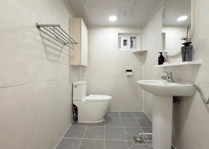West Modern Stay-yeongdeungpo 2br, Airport Bus 3 Minutes, Sinpung Station 9 Minutes, White Modern Sensibility, Hongdae 26 Minutes, Cheongdam 29 Minutes * 서울특별시