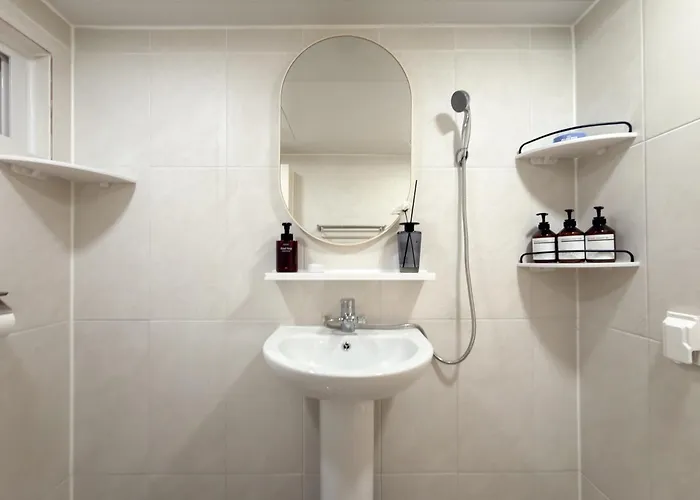 West Modern Stay-yeongdeungpo 2br, Airport Bus 3 Minutes, Sinpung Station 9 Minutes, White Modern Sensibility, Hongdae 26 Minutes, Cheongdam 29 Minutes 아파트