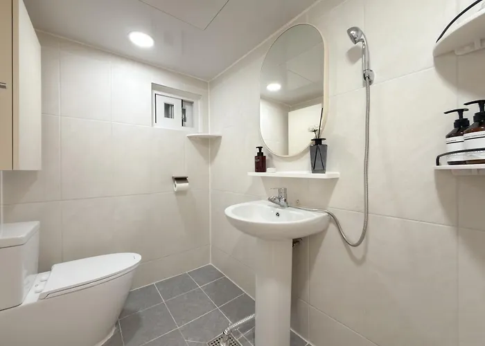 West Modern Stay-yeongdeungpo 2br, Airport Bus 3 Minutes, Sinpung Station 9 Minutes, White Modern Sensibility, Hongdae 26 Minutes, Cheongdam 29 Minutes 아파트 서울특별시